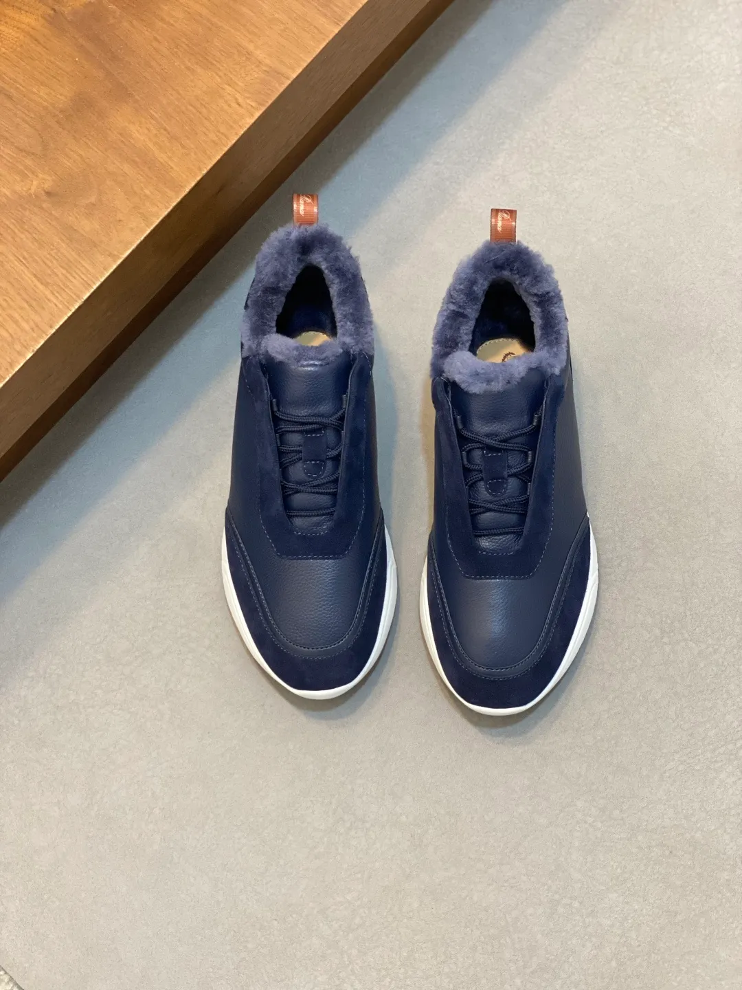 💰840 Winter LoroPiana WeekendWalk men's wool warm sneakers! Specially designed wool warm shoes for men! This WeekEndWalkEvo casual shoe reinterprets the WeekEnd casual shoe with a design that combines the characteristics of running shoes and walking shoes. An improved version of the classic shoe style in the autumn/winter series, the shoe body is made of fleece cotton blend with a slight elasticity to ensure that the upper part of the shoe is covered and fitted. The narrow silhouette in the middle and the warmth of the integrated fur lining make the shoes comfortable and practical to wear. The shoe details, combined with the lightweight rubber sole with ridged edges, add a sporty feel to the shoe. Kummel rubber sole with stitching and ultra-light technical material sole: This design structure helps distribute weight properly and improve shock absorption. Raised edges on the sole ensure traction and stability during walking. Body: 97% cotton, 3% spandex lining. Wool sole rubber! Size: 39/40/41/42/43/44 (45.46 customized) standard leather shoe size original box package